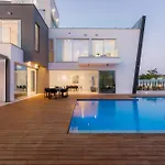 Seaview Luxury Vilă